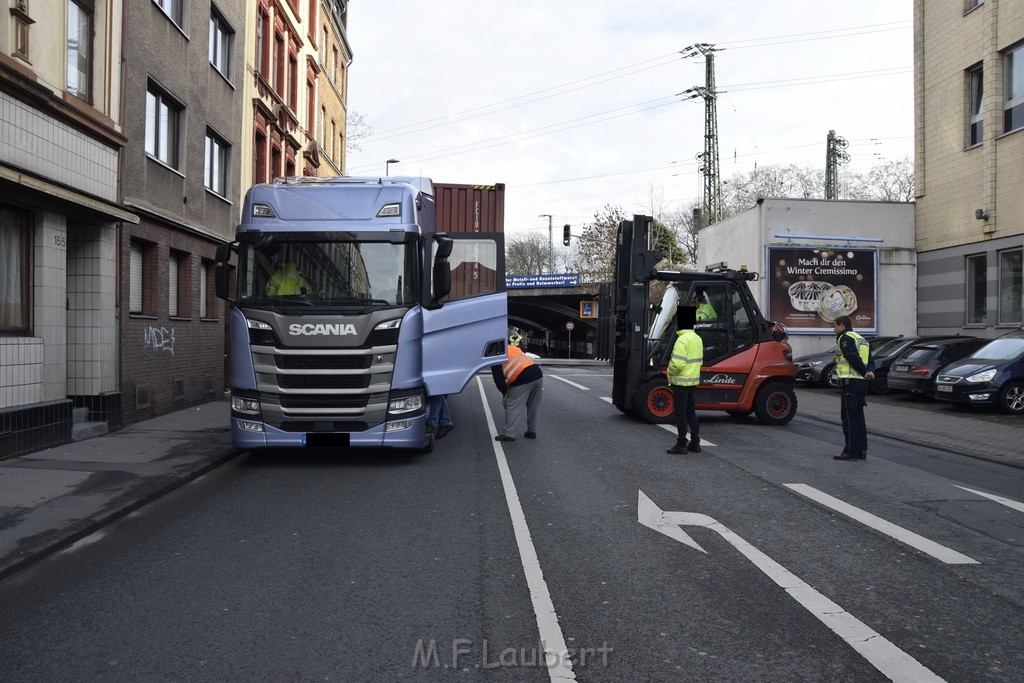 LKW gegen Bruecke wegen Rettungsgasse Koeln Muelheim P31.JPG - Miklos Laubert